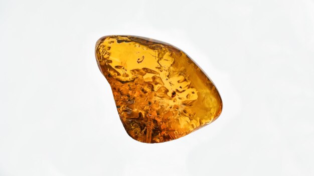 Amber steen. Authentieke Baltische barnsteen met prehistorische fossiele insectenmacro. Vergrootglas en toenemende amber.
