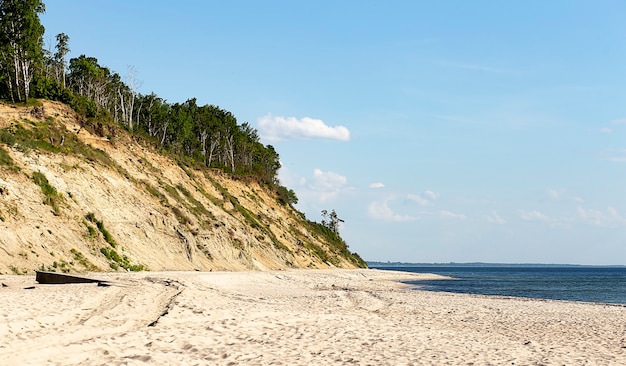 Amberkust in Kaliningrad. Een prachtig strand met fijn zand en een steile oever.