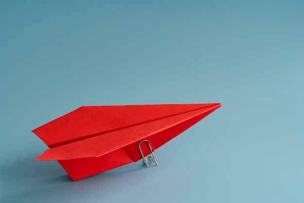 Ambitie en doelconcept met rood papieren vliegtuigje op blauwe achtergrond 3D-rendering