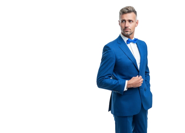 Ambitieuze elegante man ober met vlinderdas geïsoleerd op witte achtergrond