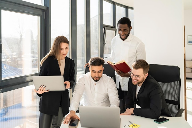 Ambitieuze jonge zakenmensen werken op computers