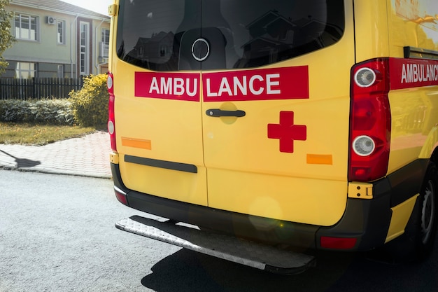 Foto vista posteriore dell'auto ambulanza