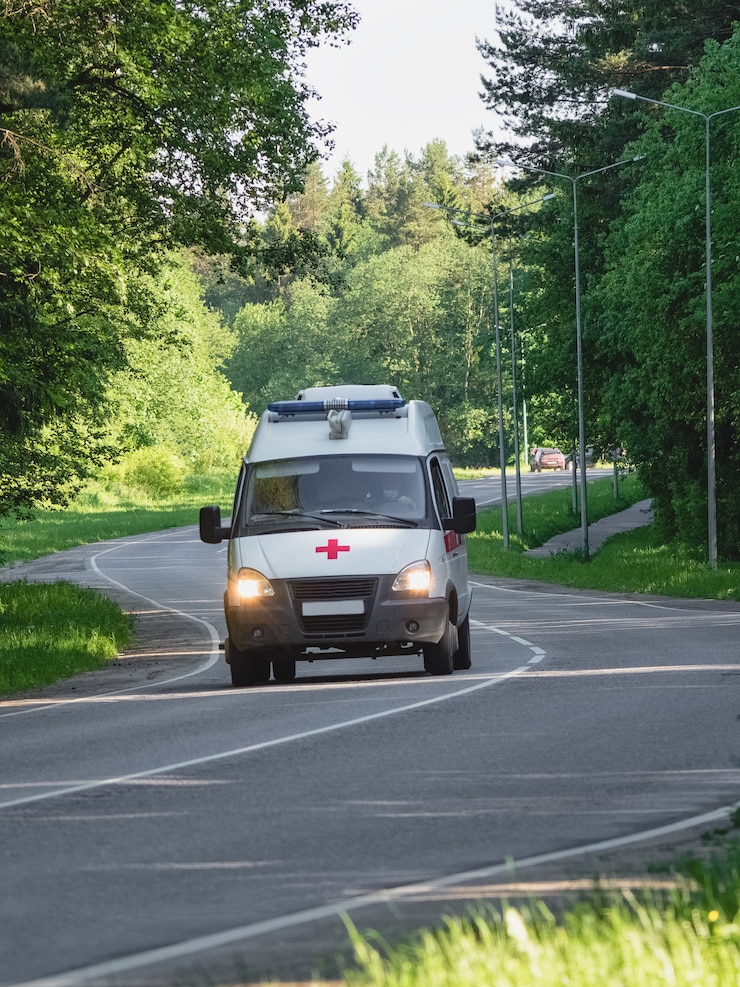 Foto ambulance in beweging op een bosweg