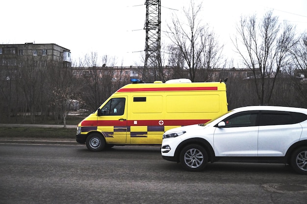 Foto l'ambulanza sta guidando ad alta velocità su una chiamata sorpasso l'auto.