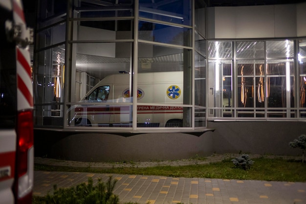 Photo ambulance on the street at night