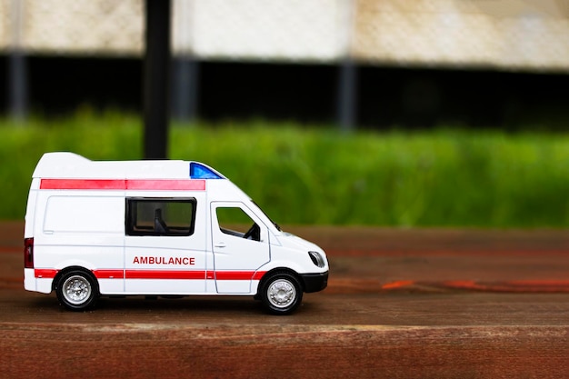 Ambulancewagen op het asfalt tussen de bomen