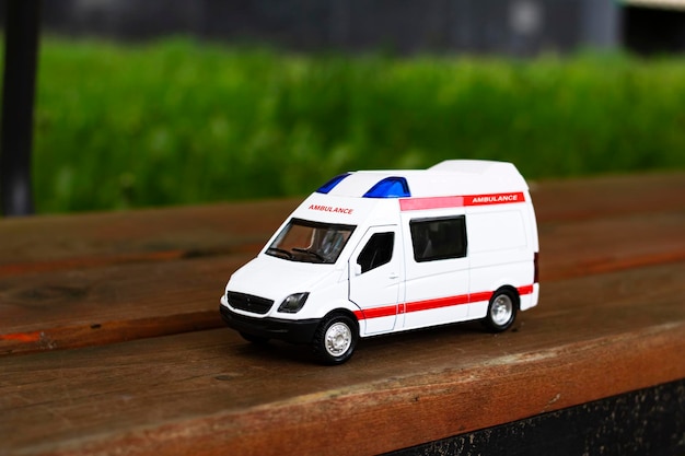 Ambulancewagen op het asfalt tussen de bomen