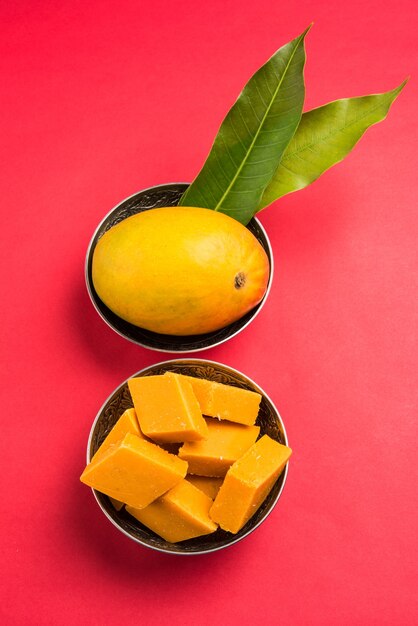 인도의 Ambyachi vadi 또는 mango burfi 또는 barfi 또는 케이크는 Khoya와 혼합된 정통 알폰소 과일을 사용하여 만듭니다. 접시에 제공, 선택적 포커스