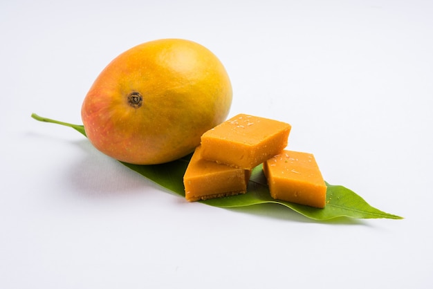 Ambyachi vadi of mango burfi of barfi of cake uit India wordt gemaakt met authentiek alphonso fruit vermengd met Khoya. Geserveerd in een bord, selectieve focus