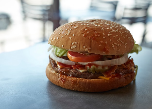 Foto hamburger di manzo americano con formaggio