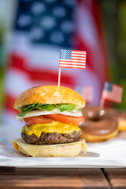 Foto hamburger di manzo americano e ciambelle al cioccolato il giorno dell'indipendenza