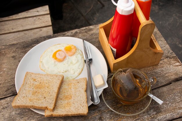 Американский завтрак или континентальный завтрак в тайском стиле в столовой в утреннее время для путешественников и гостей, которые едят и пьют в курортном отеле в долине холма Пай в Мае Хонг Сон, Таиланд
