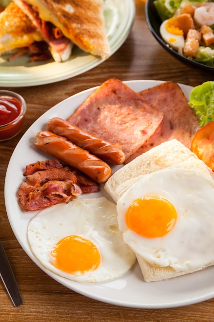 Фото Американский завтрак на деревянном столе