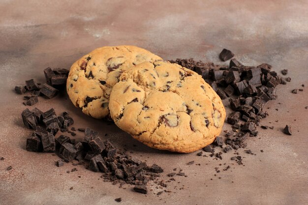 American Chocolate Chips Cookies, zachte koekjes geïsoleerd op bruine achtergrond