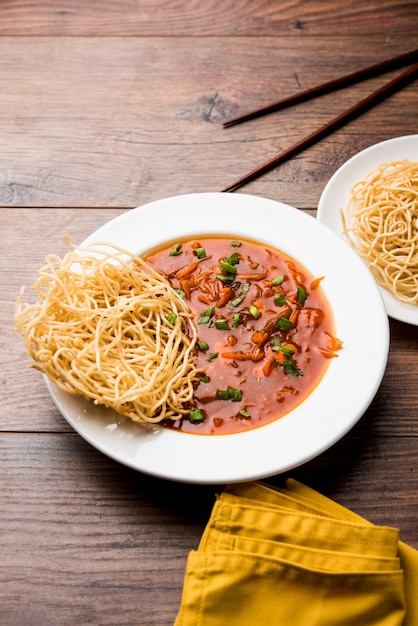 Il chop suey americano o chopsuey è un alimento indocinese popolare. servito in una ciotola con le bacchette. messa a fuoco selettiva