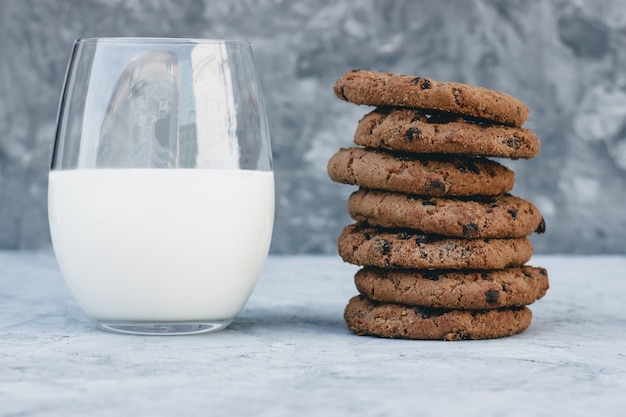 Foto biscotti americani per colazione e un bicchiere di latte fatto in casa.