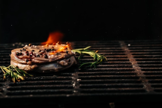 미국 요리 그릴에서 쇠고기 스테이크의 고기 조각을 요리하는 컨셉은 연기 향신료와 로즈마리로 고기를 요리하는 컨셉입니다.
