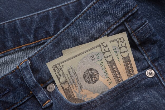 Banconote in dollari americane in jeans tasca sfondo