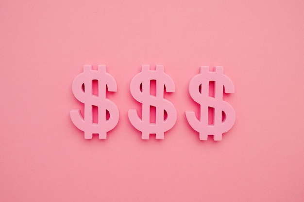 Foto simbolo del dollaro americano su sfondo rosa, flatlay minimo