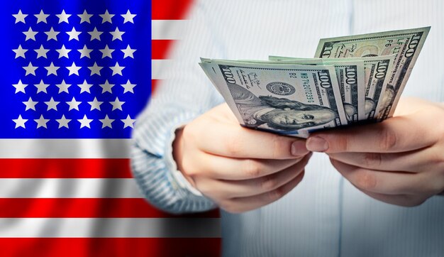 Американские доллары в руках Коронавирус экономическое воздействие стимулирующие платежи или возмещение налогов IRS