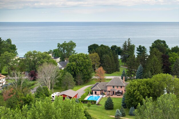 Photo american dream home on ontario lakeshore as example of real estate development in us suburbs view from above of waterfront residential house in living area in rochester ny