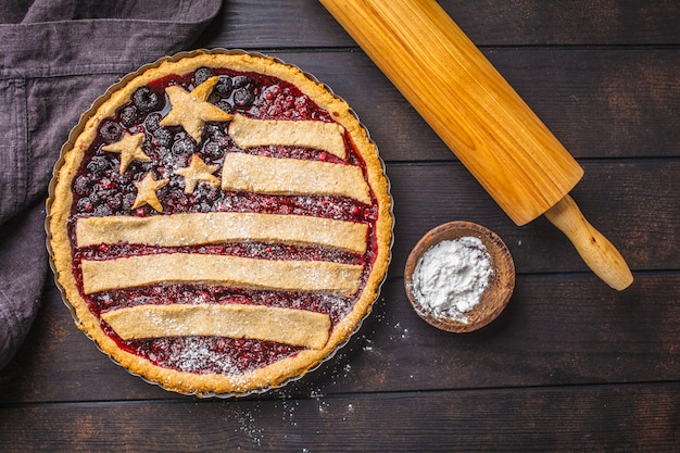 Американский флаг ягодный пирог, вид сверху. День независимости Америки концепции.