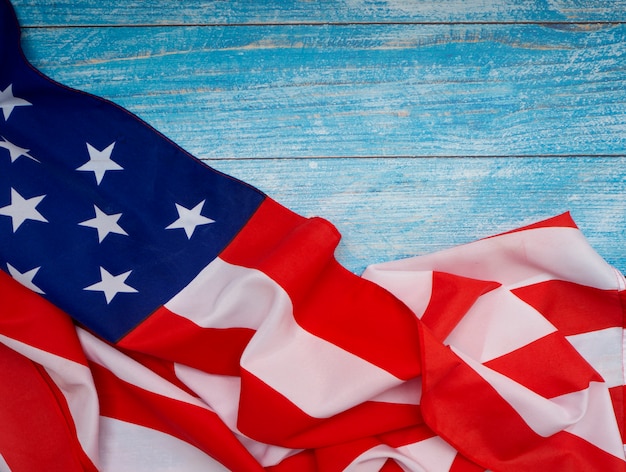 Американский флаг на синем фоне деревянных