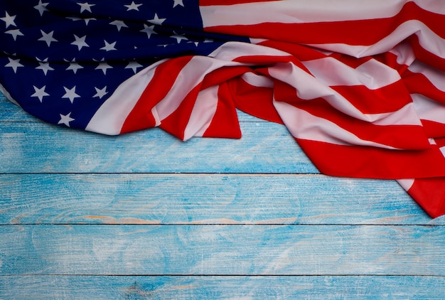 青い木製の背景にアメリカの国旗