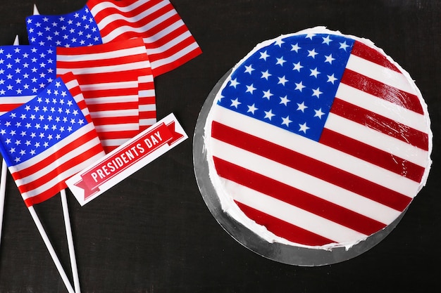 사진 검은 나무 바탕에 있는 미국 국기 케이크 대통령의 날 컨셉