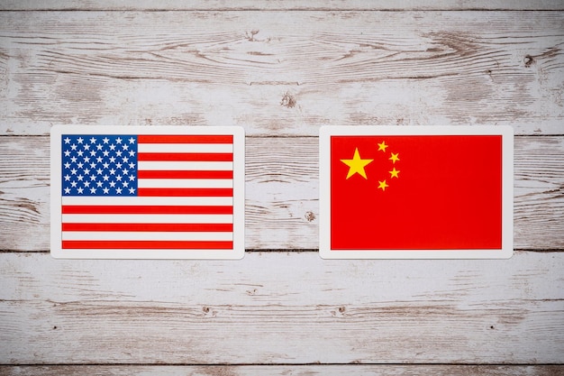 アメリカの国旗と中国の国旗
