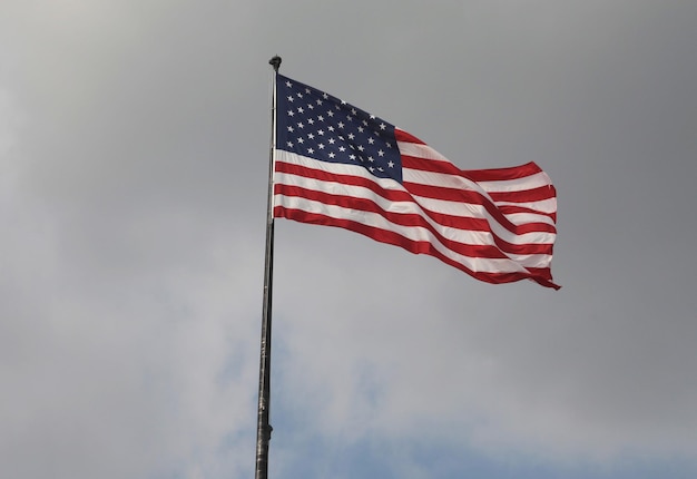 雲の背景にアメリカの国旗