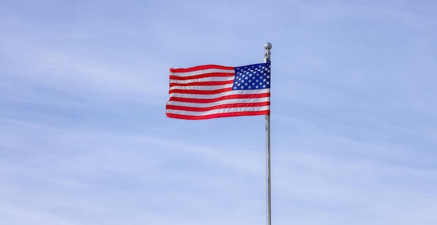 曇りの背景にアメリカの国旗