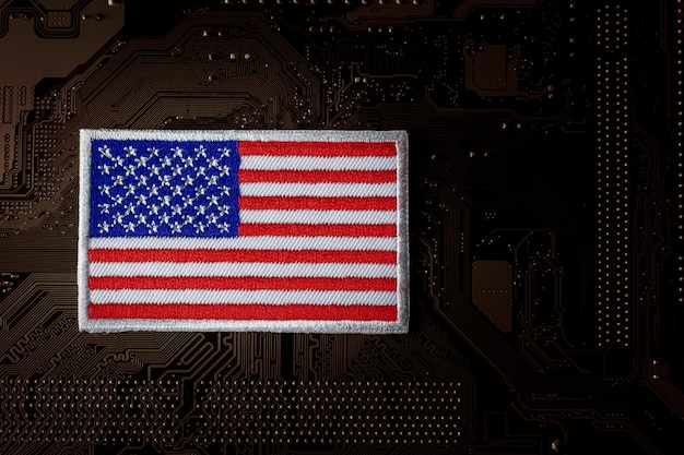 コンピューター回路基板上のアメリカの国旗。セキュリティとサイバー犯罪。