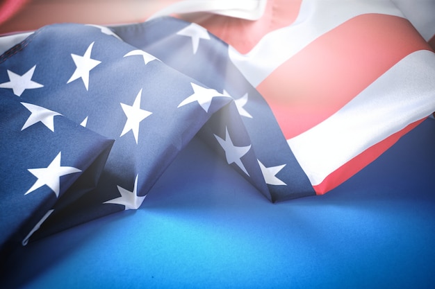 Photo american flag in daylight on a blue background