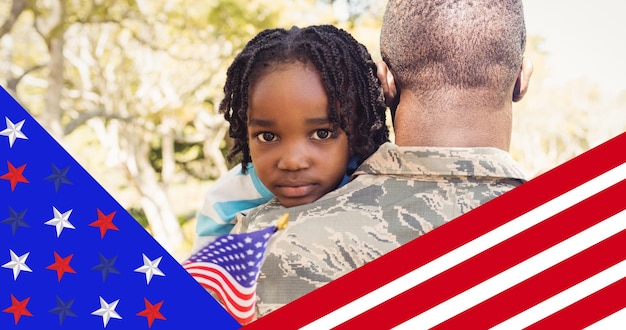 彼の息子を運ぶアフリカ系アメリカ人の兵士の背面図に対するアメリカの国旗のデザイン