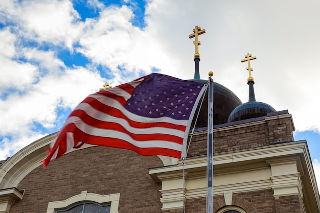 미국 국기와 오래된 교회 첨탑은 교회와 국가의 분리를 반영합니다.