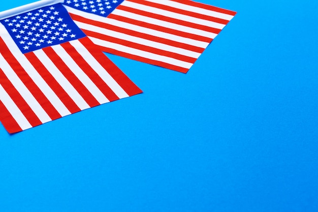 사진 파란색 배경에 미국 국기