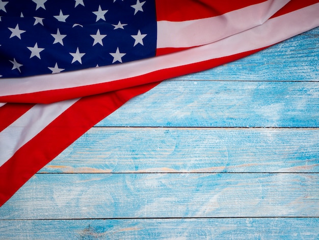 Фото Американский флаг на синем фоне деревянных