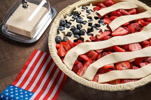 Пирог с американским флагом на деревянном фоне