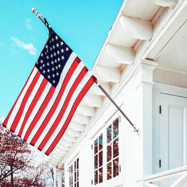 Photo american flag on sandy hook light house museum. it is the oldest lighthouse still working now. sandy hook is located in highlands in monmouth county of new jersey, usa. selective focus