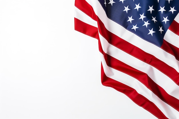 Американский флаг на простом белом фоне с пространством для копирования