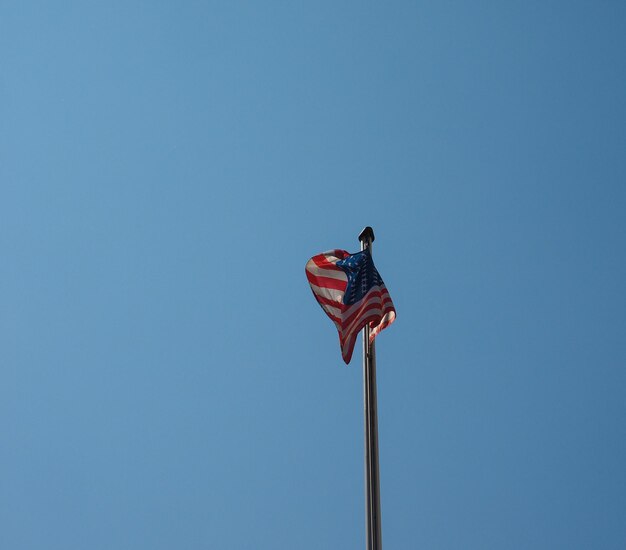 青い空の上のアメリカ合衆国のアメリカ国旗