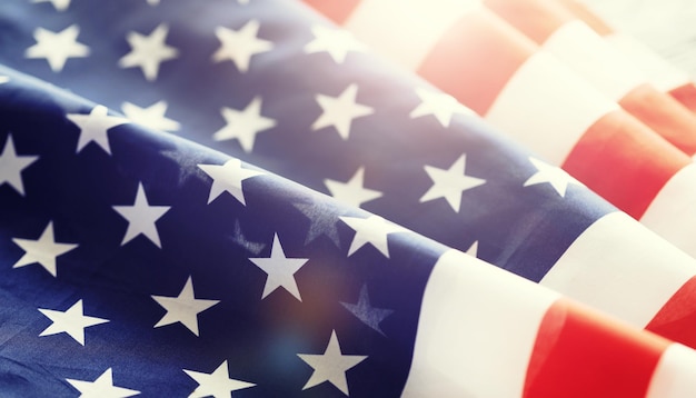 Американский флаг развевается на ветру Волна американского флага крупным планом ко Дню памяти или 4 июля