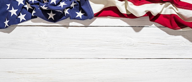 Американский флаг на белом дереве, июль, день независимости сша, креативное фото