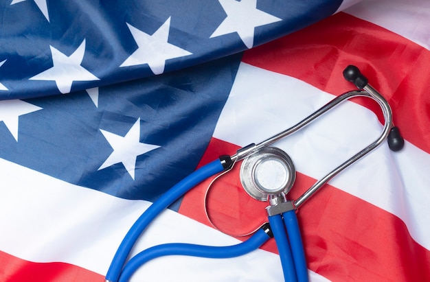 Bandiera americana con lo stetoscopio. medicina e salute nel concetto di usa.