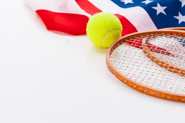 Photo american flag with tennis rackets.