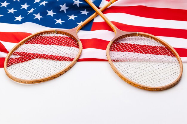 Bandiera americana con racchette da tennis.