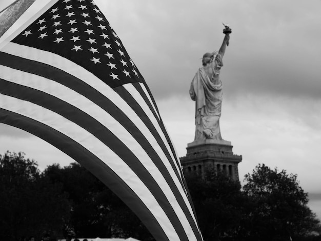 Фото Американский флаг со статуей свободы сзади