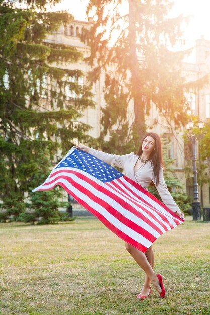 アメリカの国旗と7月の女性