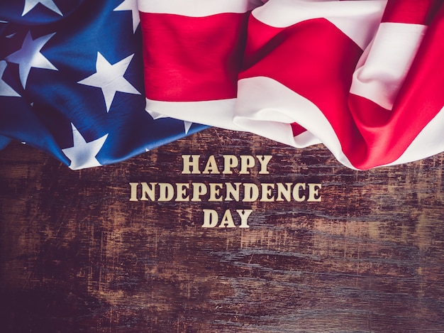 Photo american flag on a wooden table